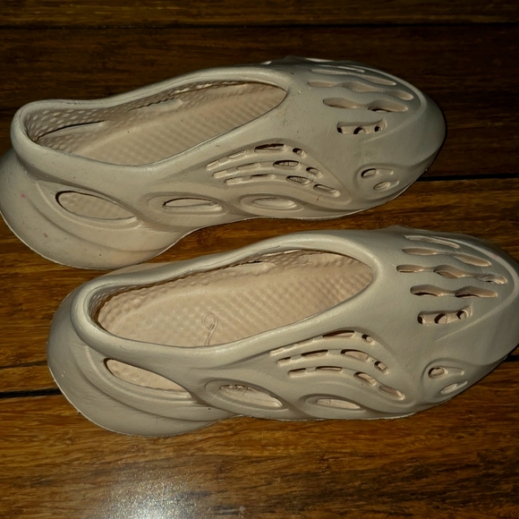 Yezzy Slide - Picture 4 of 5